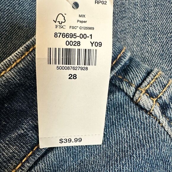 NWT Old Navy Plus Size Curvy O G Straight High Rise Cut Off Denim Shorts Size 28 - Picture 7 of 10